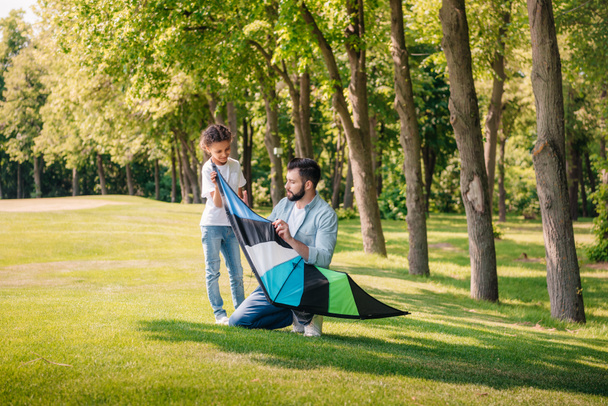 father helping daughter with kite - Zdjęcie, obraz