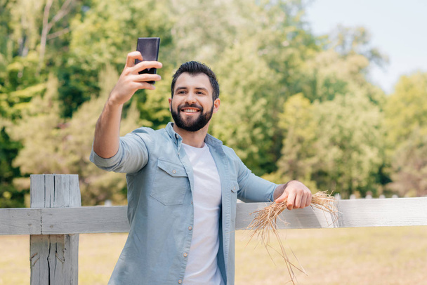 man taking selfie on smartphone - Fotoğraf, Görsel