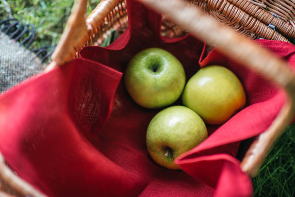 friss alma kosárban - Fotó, kép