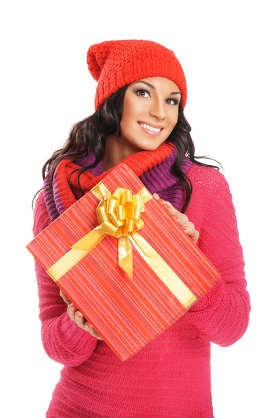 Giovane e bella donna che tiene un bel regalo di Natale su sfondo bianco
 - Foto, immagini