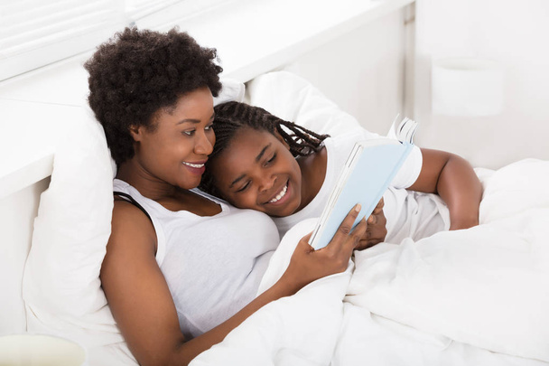 Mother Reading Bedtime Story  - Fotografie, Obrázek