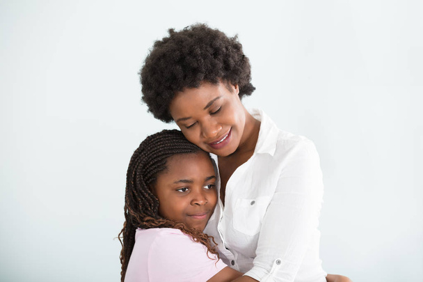 Mutter und Tochter umarmen sich  - Foto, Bild