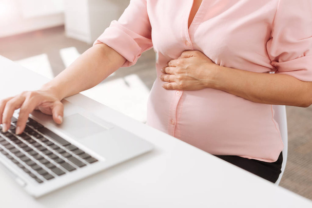 pregnant woman using laptop - Foto, immagini