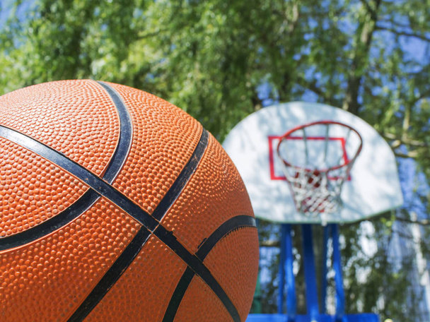 Баскетбол на фоні кошика
 - Фото, зображення