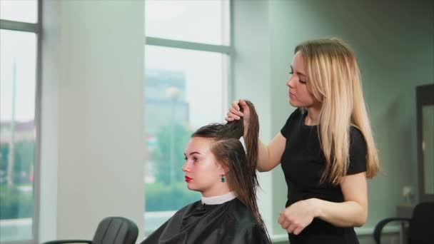 Cabeleireiro mulher separando o cabelo. Fazendo bloqueio de cabelo
 - Filmagem, Vídeo