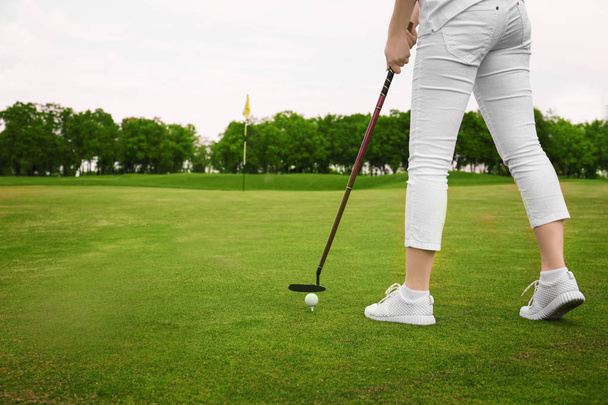 Mladá žena hrát golf na hřiště v letním dni - Fotografie, Obrázek