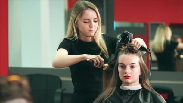 美容室で髪のスタイリング。女性客と美容師 - 映像、動画