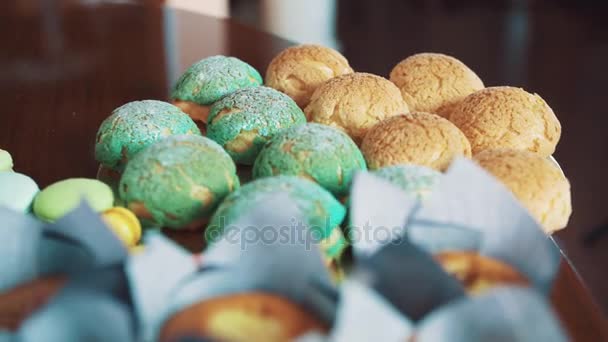 Sobremesa comida de confeitaria colorida na mesa da cozinha
 - Filmagem, Vídeo