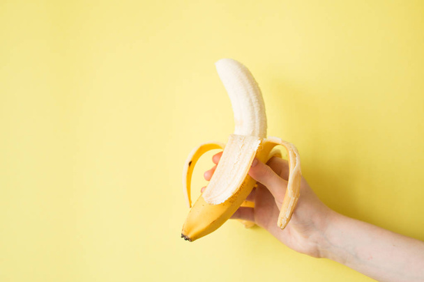 Human Hand Holding Banana Fruit Nutrition Concept - Φωτογραφία, εικόνα
