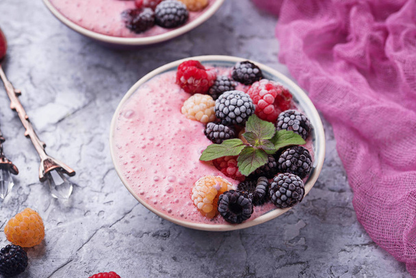 Чаша смузи с замороженной ягодой
 - Фото, изображение