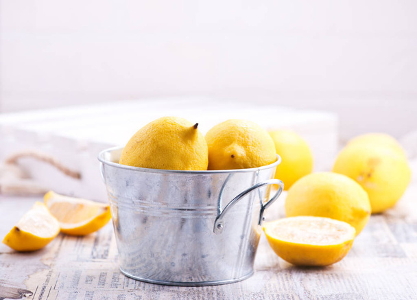 lemons in metal bowl - Φωτογραφία, εικόνα