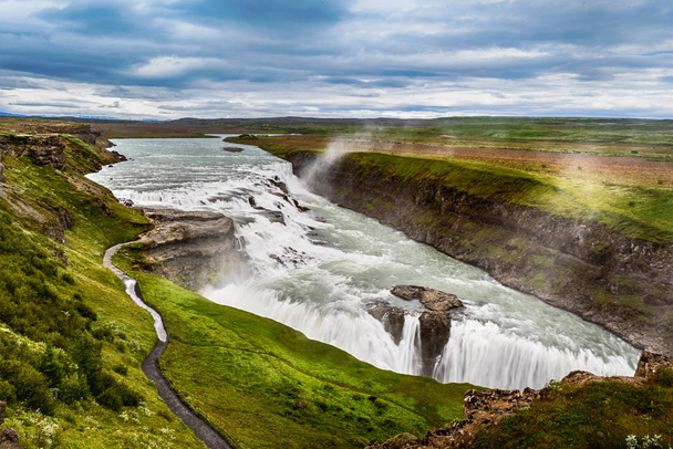 piękny wodospad Gullfoss, sławny w Islandii - Zdjęcie, obraz