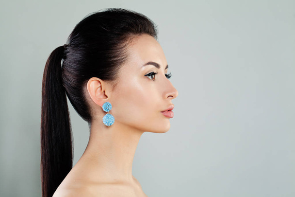 Nahaufnahme Mode Porträt der schönen Modell Frau trägt blaue e - Foto, Bild