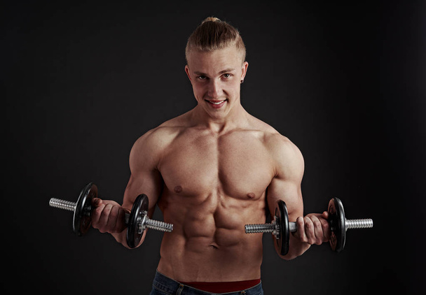 Portrait de bodybuilder avec torse nu
 - Photo, image