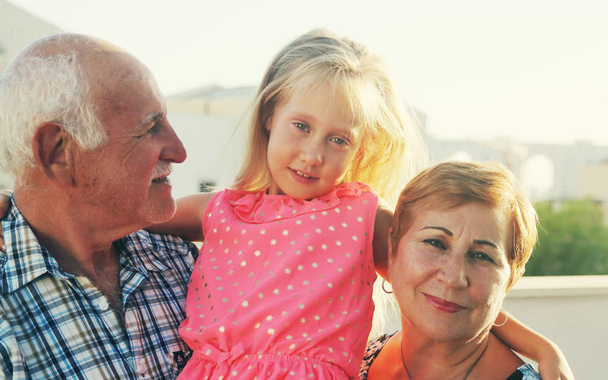 Gelukkig grootouders en kleindochter - Foto, afbeelding
