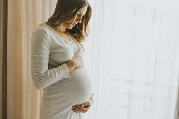 Красивая беременная женщина  - Фото, изображение