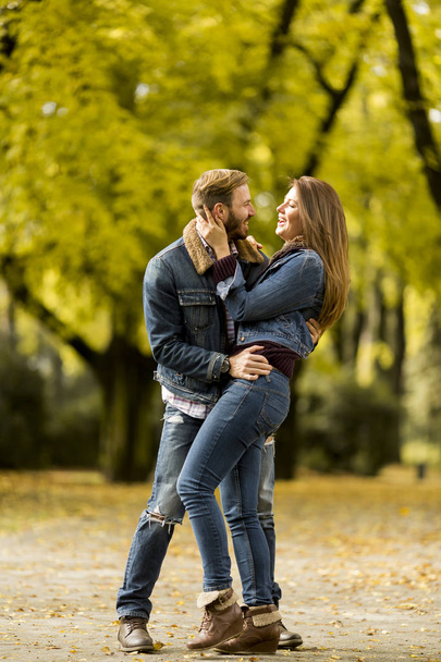 casal sorridente abraçando no parque de outono - Foto, Imagem