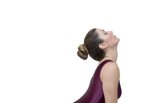 vrouw die yoga beoefent - Foto, afbeelding