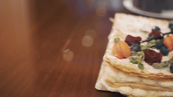 Pastel de azúcar en polvo con bayas, menta y dulces en la mesa con confitería
 - Metraje, vídeo
