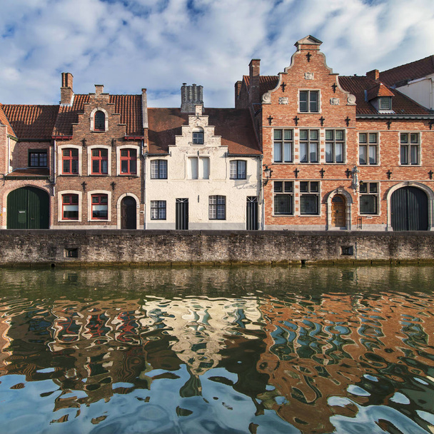 Vlaamse stijl gebouwen op de Langerei Canal - Foto, afbeelding