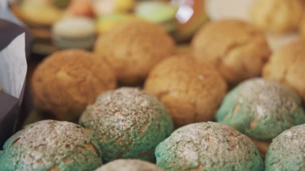Édesség foods, a konyhaasztalon díszített lemezek colorfuly - Felvétel, videó