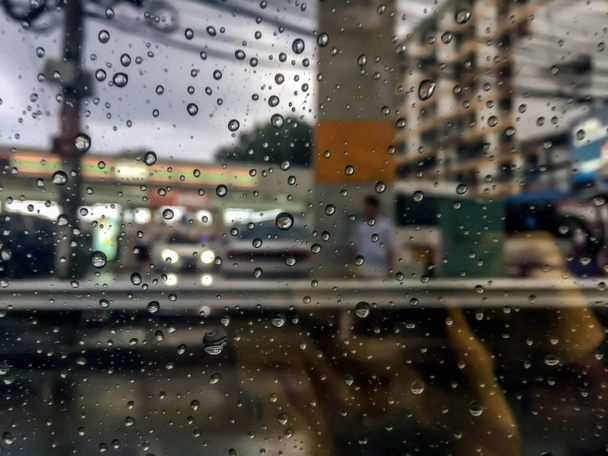 gouttes de pluie sur la fenêtre de la voiture
 - Photo, image