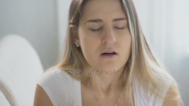 Πορτρέτο της νεαρής γυναίκας άρρωστα φτάρνισμα σε μαντήλι. Ντοκουμέντα σε ανάλυση 4k - Πλάνα, βίντεο