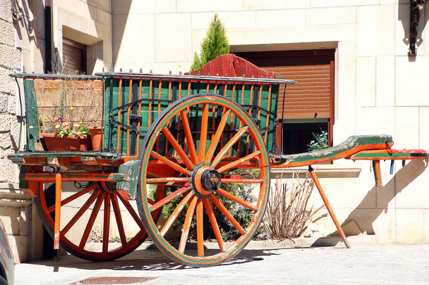 Старий двоколісний візок, притягнутий кіньми
 - Фото, зображення