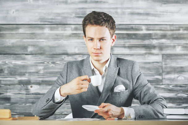Businessman holding coffee cup - Fotografie, Obrázek