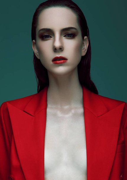 Modelo de moda com cabelo molhado vestindo casaco longo vermelho
  - Foto, Imagem