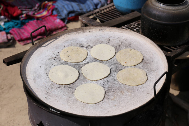 Tortilhas de cozedura no fogo - pupusas guatemalan
 - Foto, Imagem