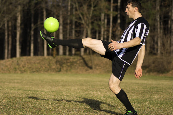 サッカー ボールを撮影 - 写真・画像