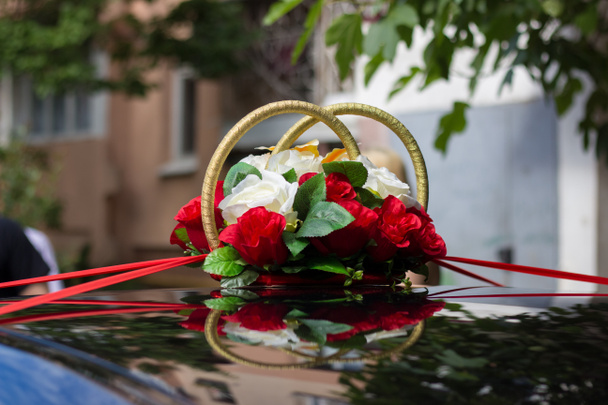 çiçeklerle süslenmiş siyah düğün araba - Fotoğraf, Görsel