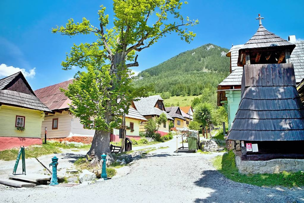 Vlkolinec - Aldeia de montanha com uma arquitetura popular típica do tipo centro-europeu
. - Foto, Imagem