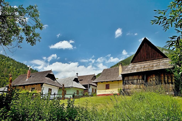 Vlkolinec - Aldeia de montanha com uma arquitetura popular típica do tipo centro-europeu
. - Foto, Imagem