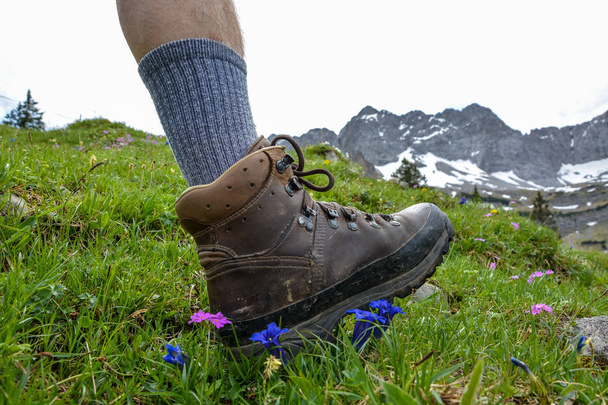 Randonnée en montagne avec des bottes de randonnée
 - Photo, image