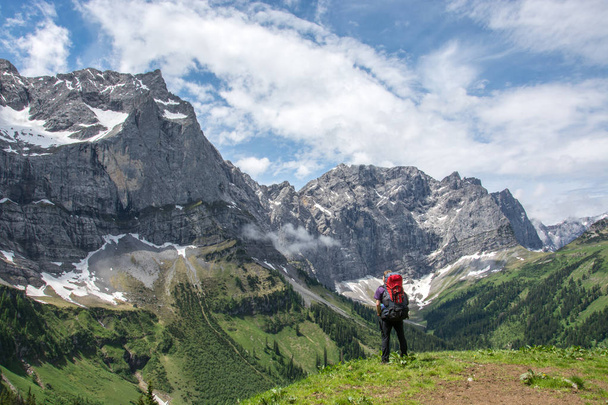Caminante solitario en las montañas austriacas
 - Foto, imagen
