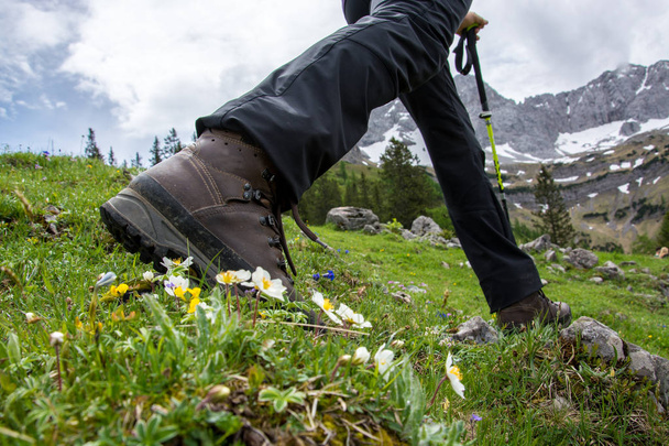 Senderismo en las montañas con botas para caminar
 - Foto, Imagen