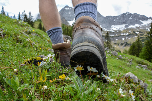 Wandelen in de bergen met wandelschoenen - Foto, afbeelding