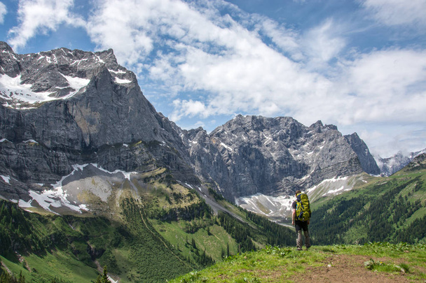 Samotny turysta w austriackich górach - Zdjęcie, obraz