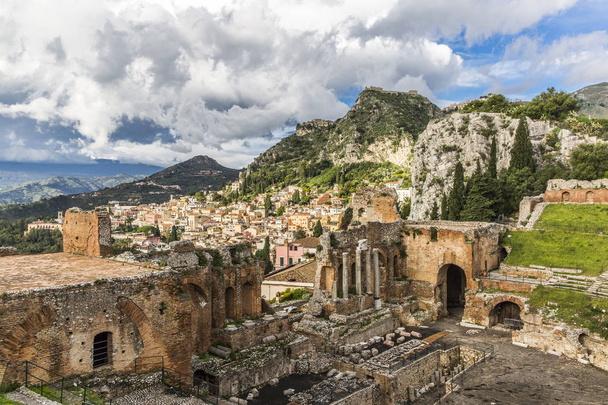 Näkymä Taorminan vanhaan amfiteatteriin, Italia
 - Valokuva, kuva