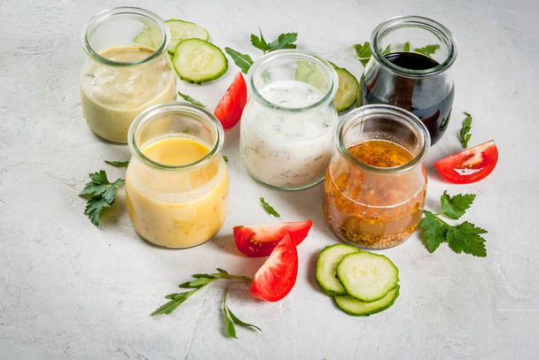 Sada zálivek na salát: omáčka vinaigrette, hořčice, mayonnai - Fotografie, Obrázek