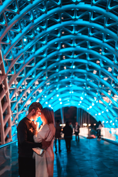 Szerető pár a Béke hídján - Fotó, kép