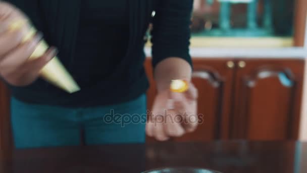 Ženské cukrář dát krém na malé žluté pusinky v kuchyni - Záběry, video