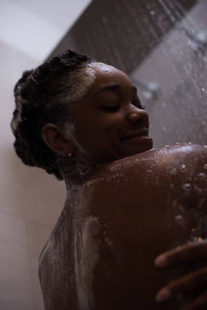 African American woman in the shower - Foto, afbeelding