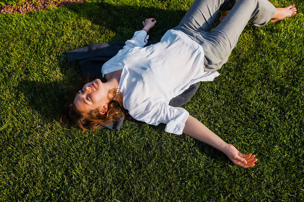 woman in park on grass - Foto, afbeelding