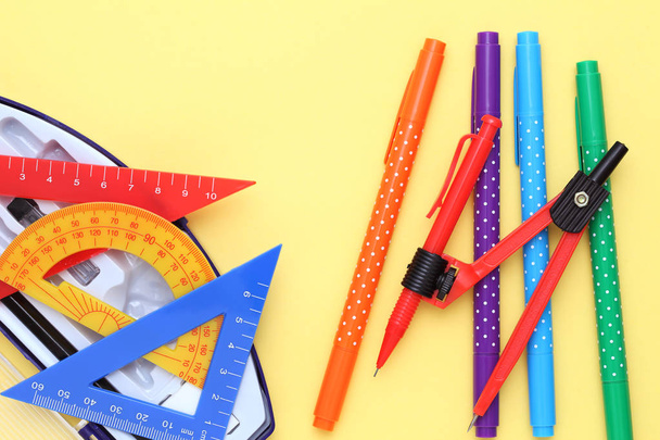 Різнокольорові лінійки і ручка
 - Фото, зображення