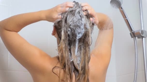 Slow motion video sexy kobieta pianotwórczym włosy, prysznic - Materiał filmowy, wideo