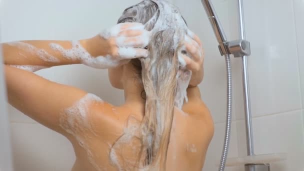 Vídeo em câmera lenta de mulher morena lavando cabelos longos com xampu
 - Filmagem, Vídeo