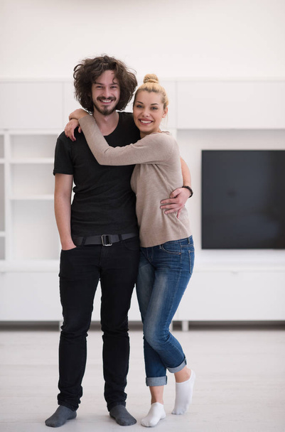 Paar umarmt sich im neuen Zuhause - Foto, Bild